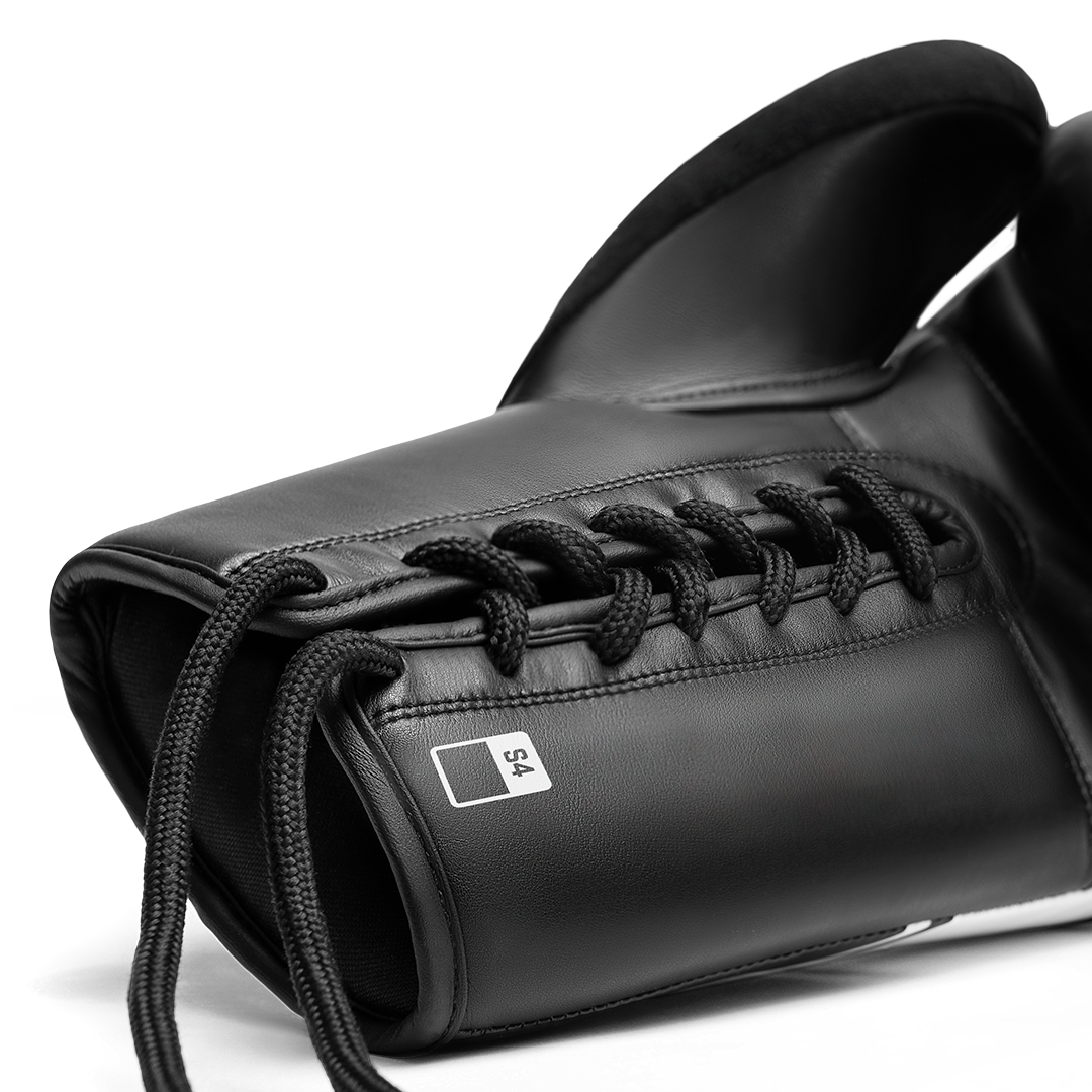 Vista del guantone singolo Hayabusa S4 Lace Up in pelle tecnica nera