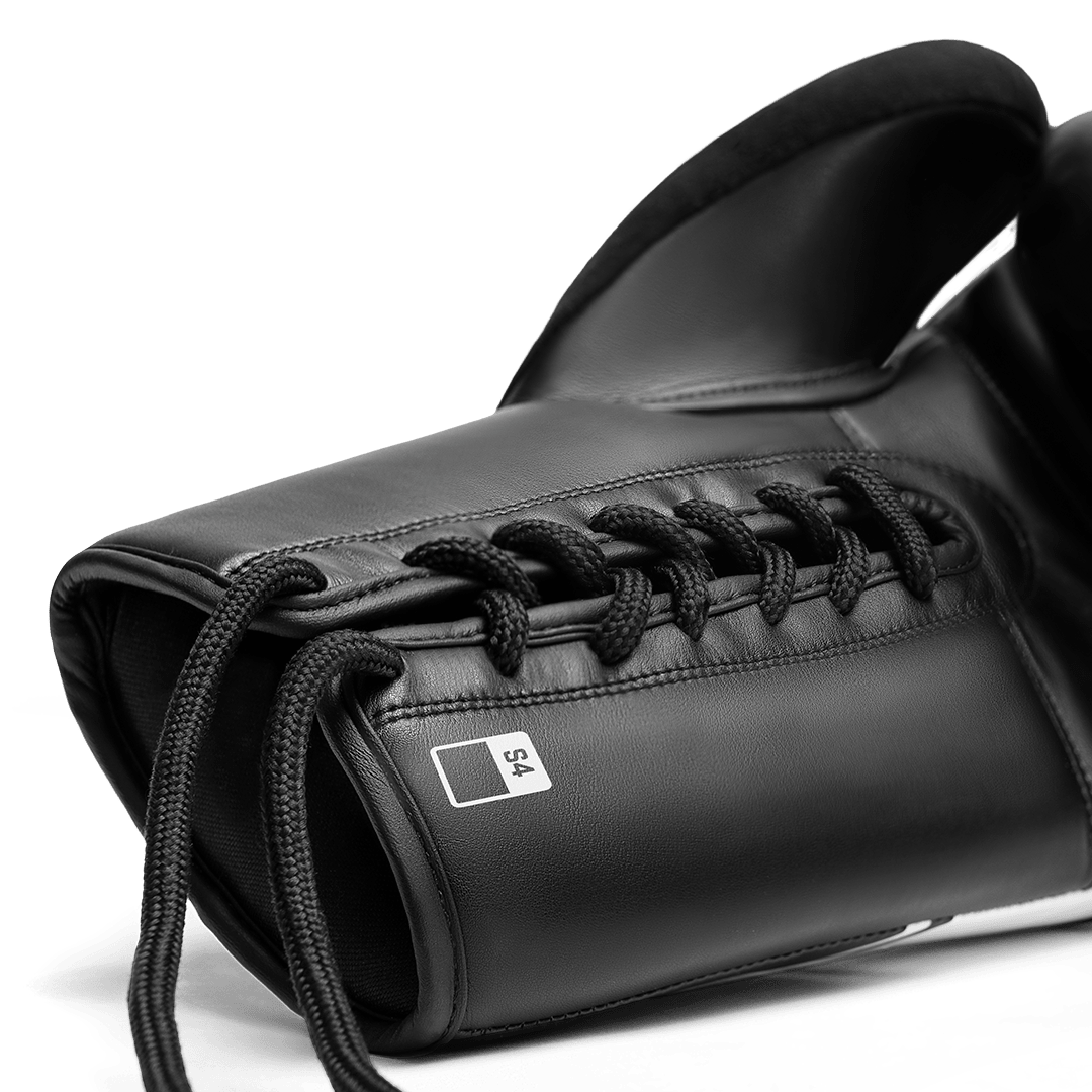 Ansicht des Einzelhandschuhs Hayabusa S4 Lace Up aus schwarzem technischem Leder