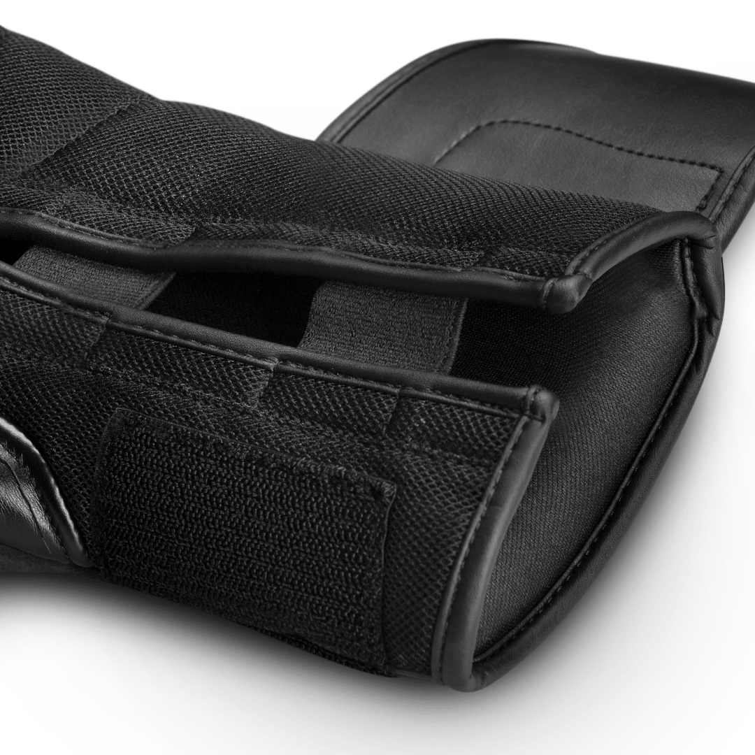 Dettaglio del sistema di chiusura con supporto del polso sui guantoni neri S4