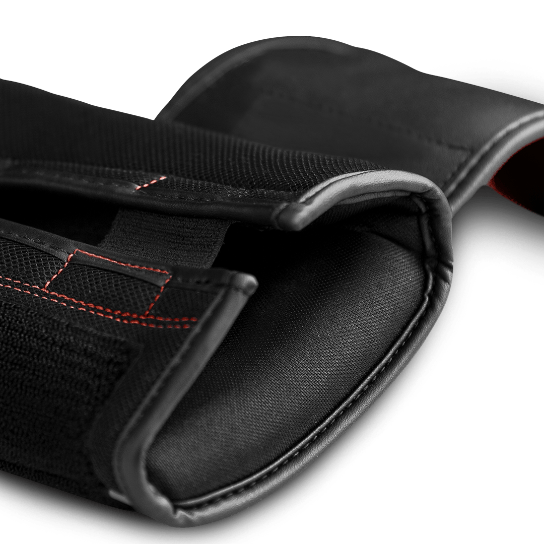 Inquadratura della chiusura di sicurezza del guantone rosso Hayabusa S4