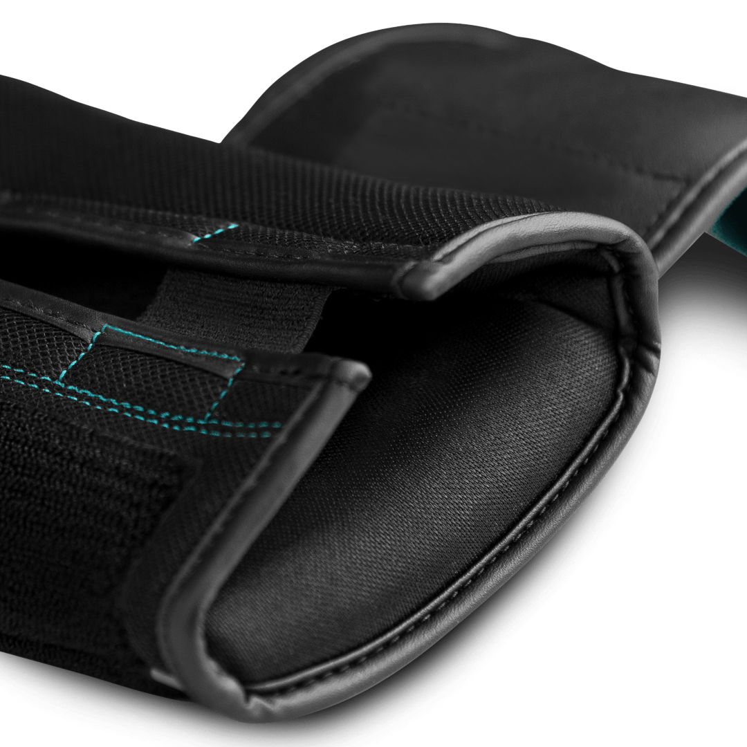 Particolare della chiusura a strappo del guantone turchese Hayabusa S4