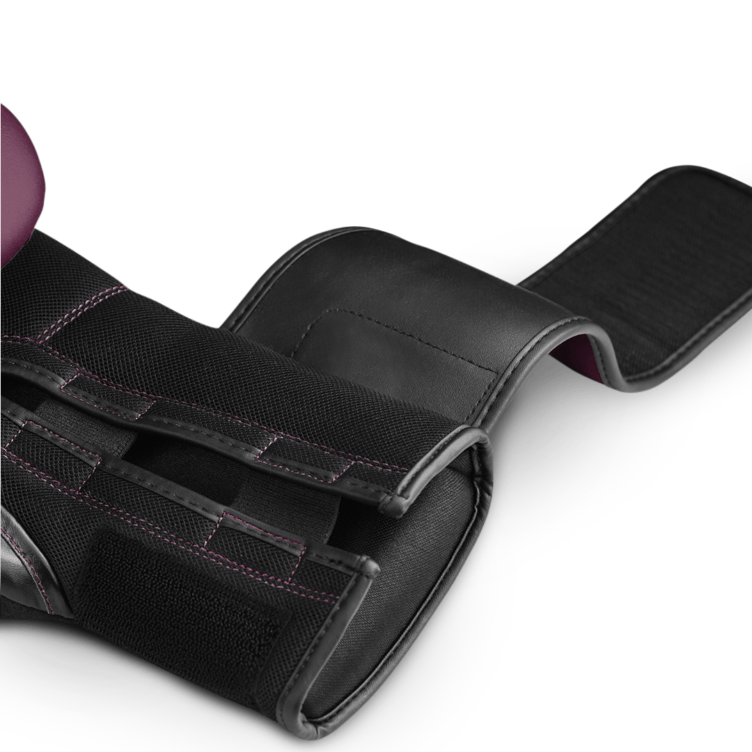 Primo piano della chiusura del guantone color vinaccia Hayabusa S4