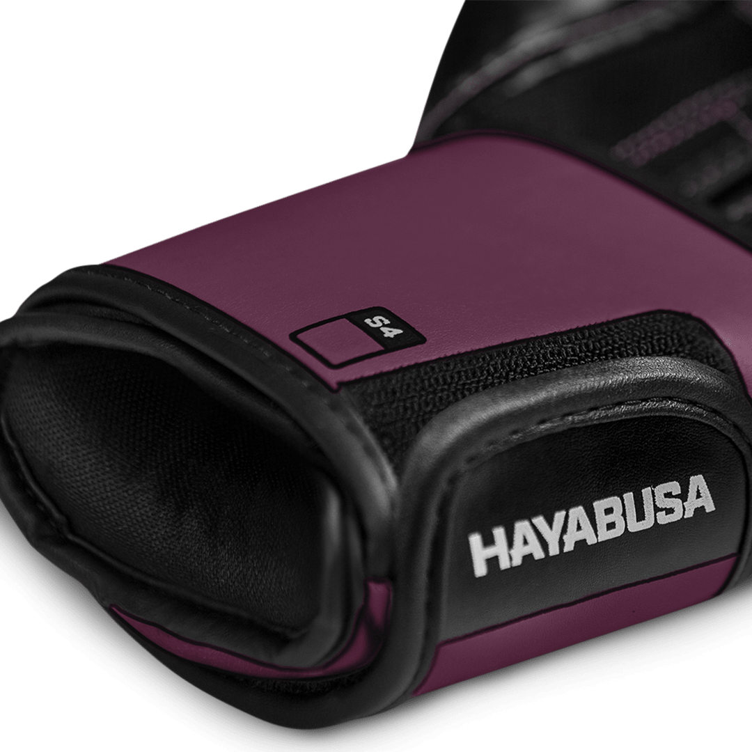 Vedere din palmă a mănușii Hayabusa S4 de culoare vin, cu detalii din plasă