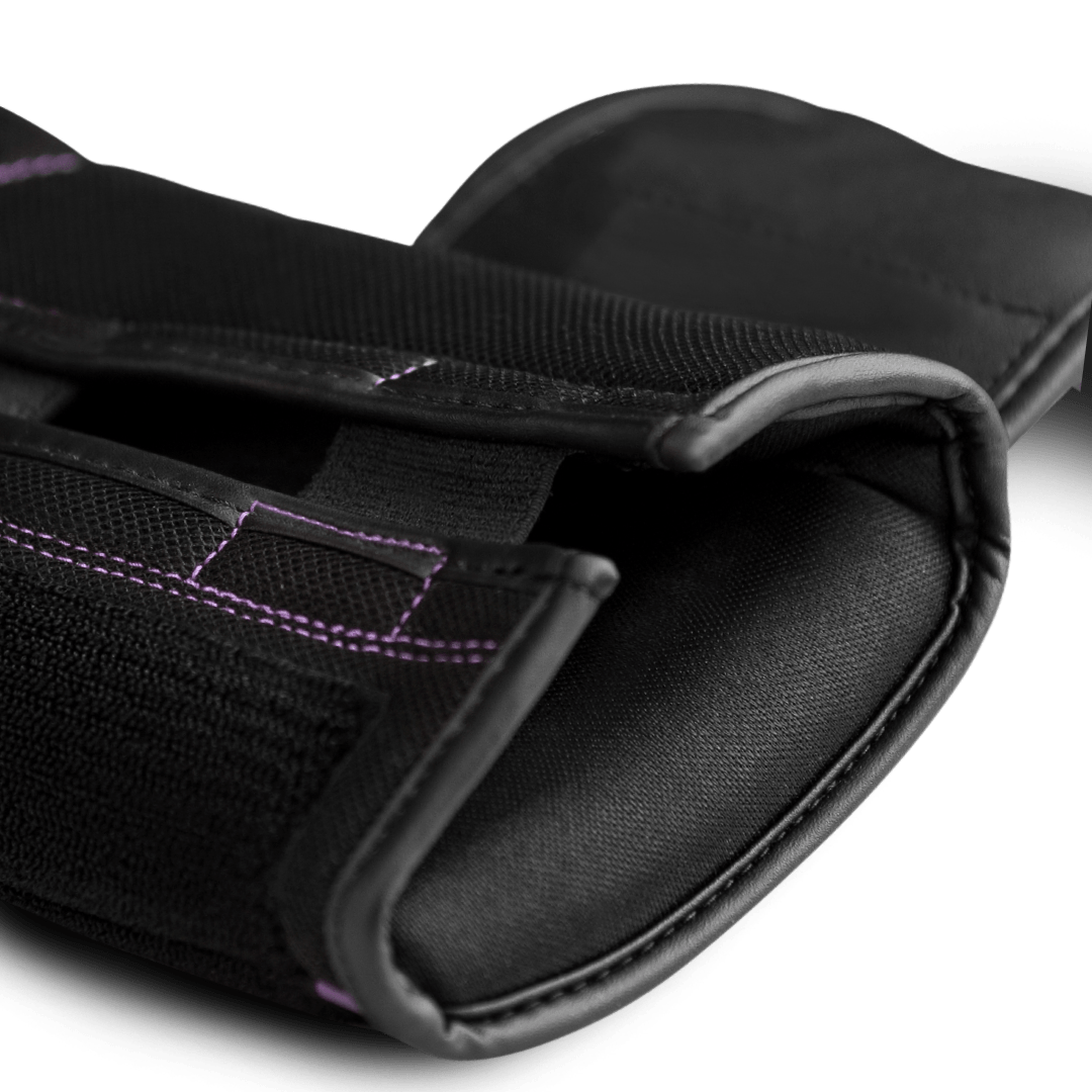 Dettaglio tecnico del cinturino di chiusura del guantone viola S4