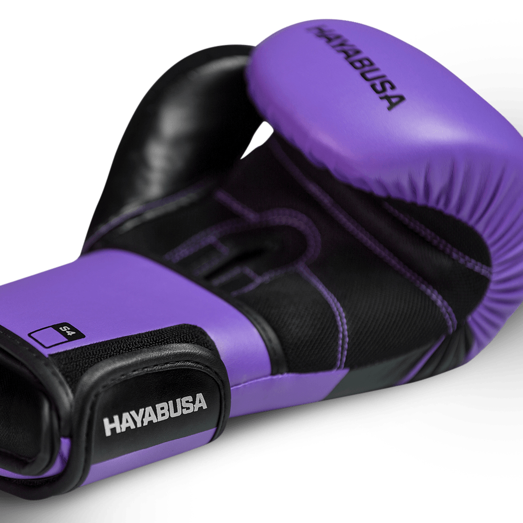 Detaliu al palmei mănușii mov Hayabusa S4 pentru o ventilație maximă