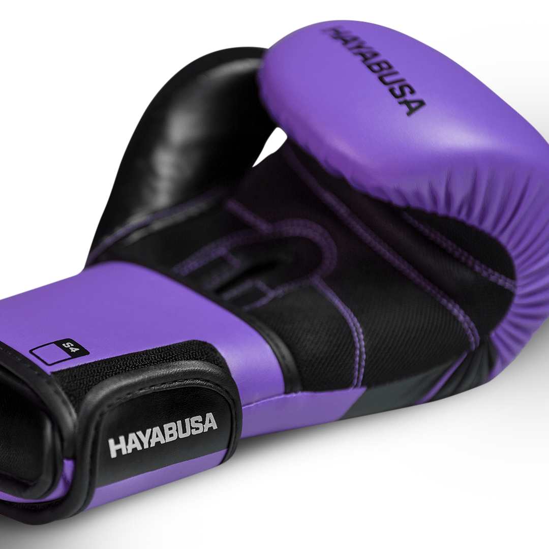Dettaglio del palmo del guantone viola Hayabusa S4 per la massima aerazione