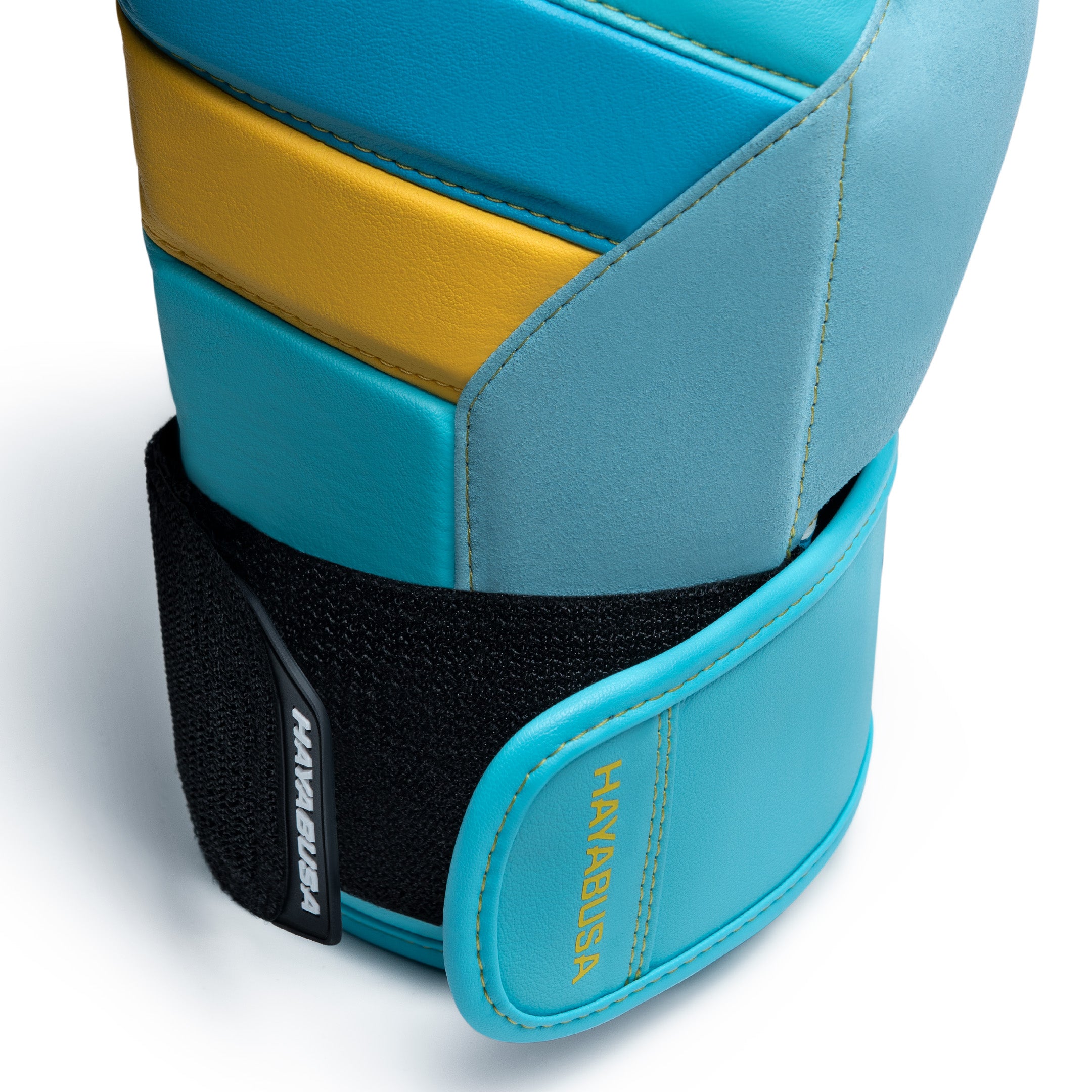 Dettaglio tecnico della chiusura dei guantoni azzurro/giallo.