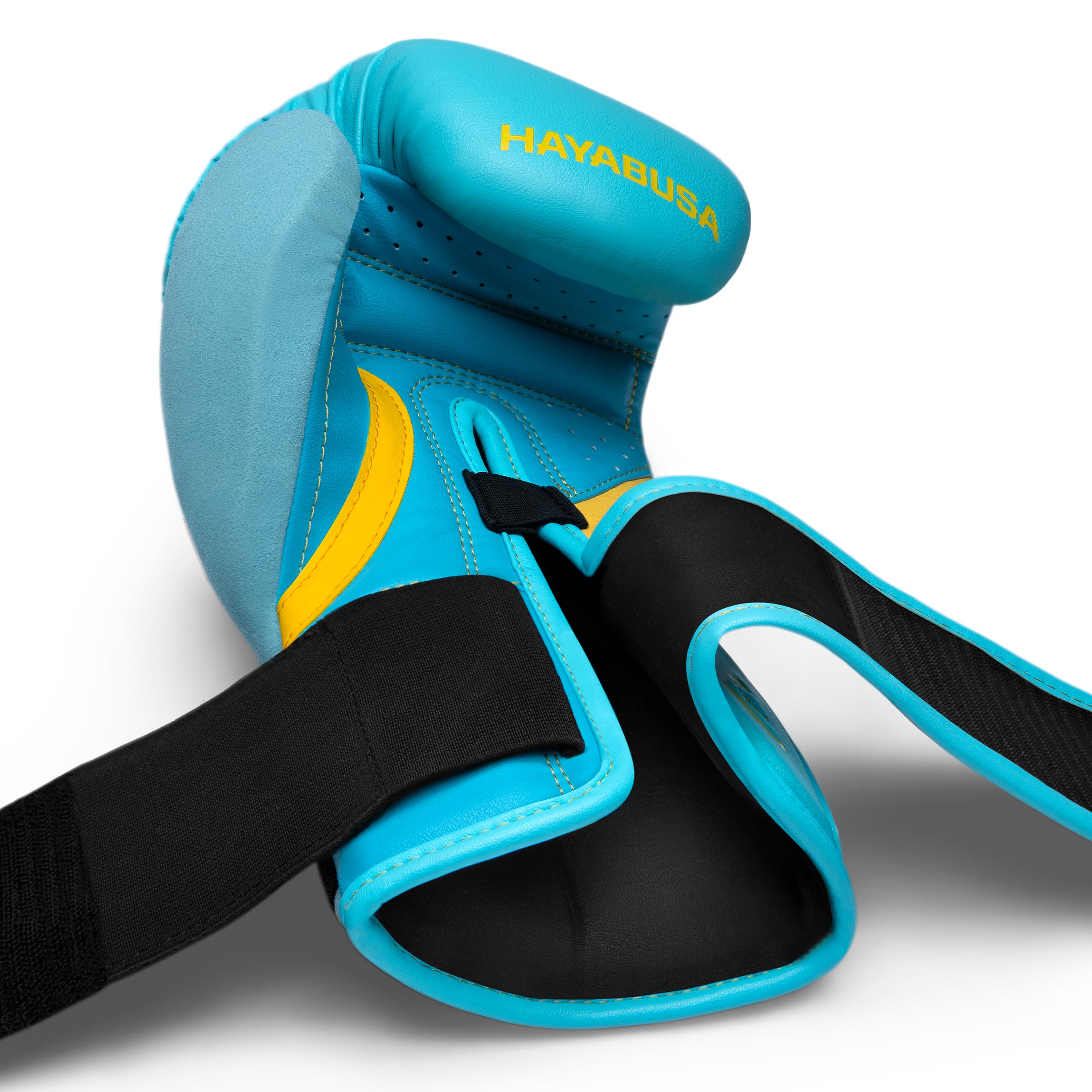 Vista della chiusura slacciata dei guantoni azzurri e gialli.