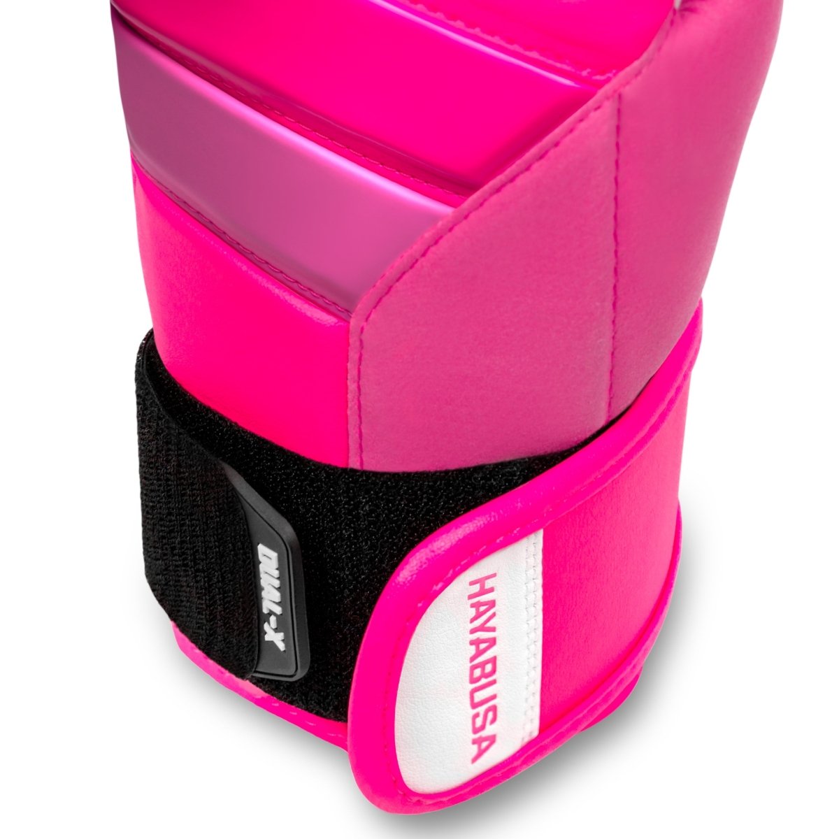 Détail esthétique et technique de la fermeture des gants Hayabusa roses