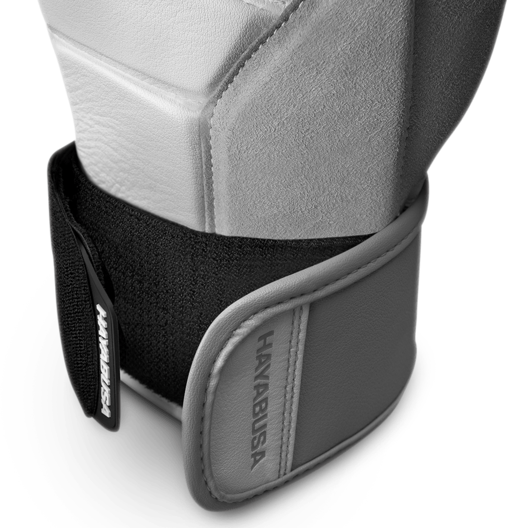 Dettaglio della chiusura a strappo dei guantoni bianco/grigi