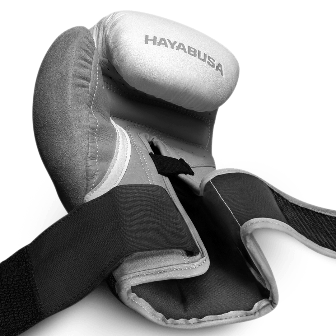 Vista della chiusura aperta dei guantoni Hayabusa bianchi e grigi