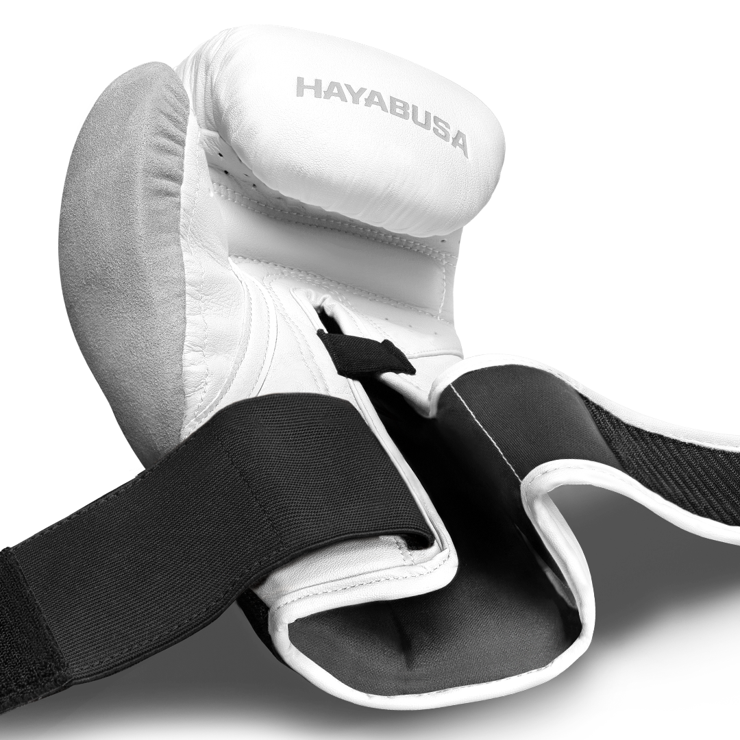 Dettaglio dei cinturini slacciati del modello bianco iridescente.