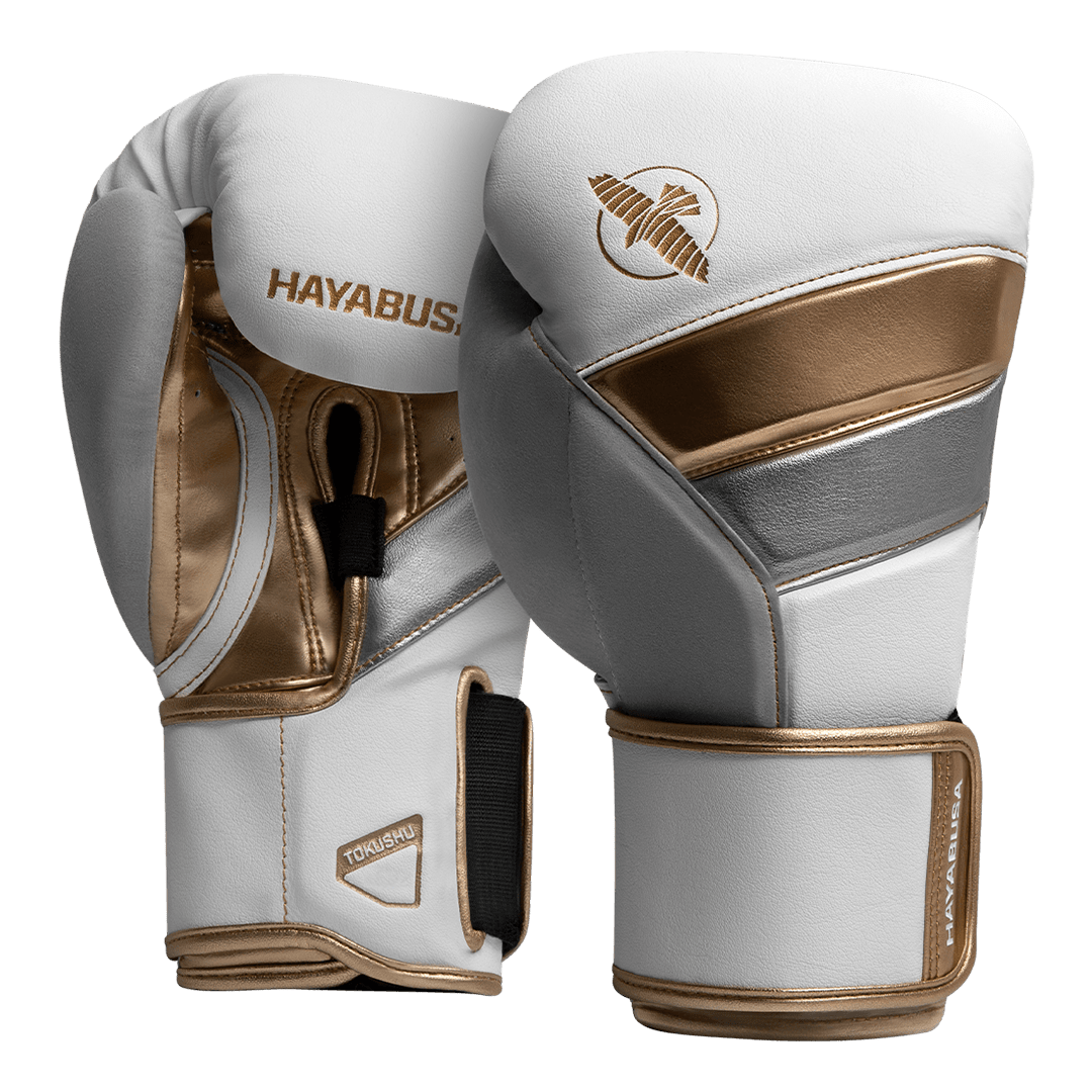 Ett par vita Hayabusa T3 boxningshandskar med gulddetaljer