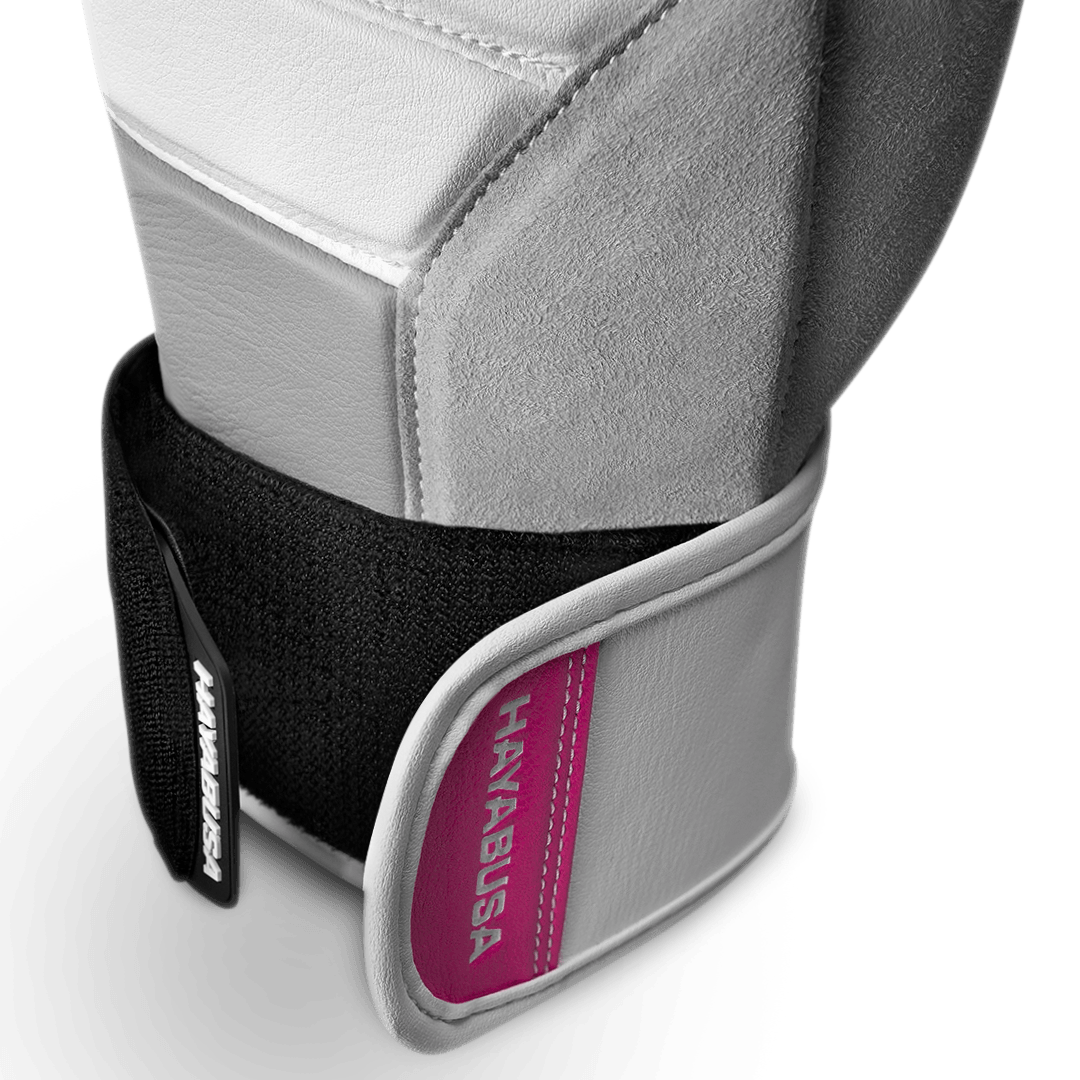 Dettaglio del polso dei guantoni bianco e rosa