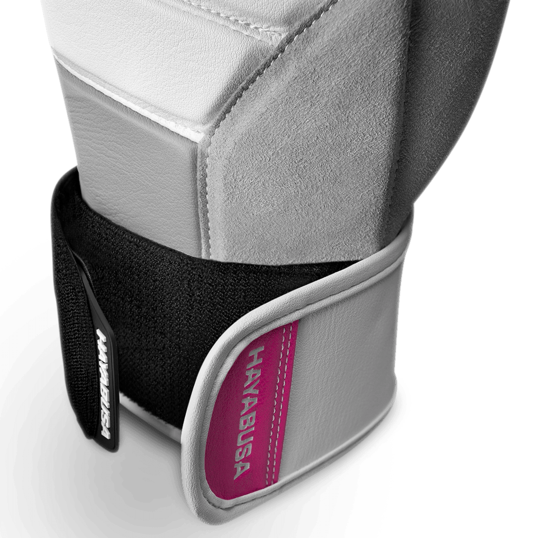 Detalj av handleden på de vita och rosa handskarna
