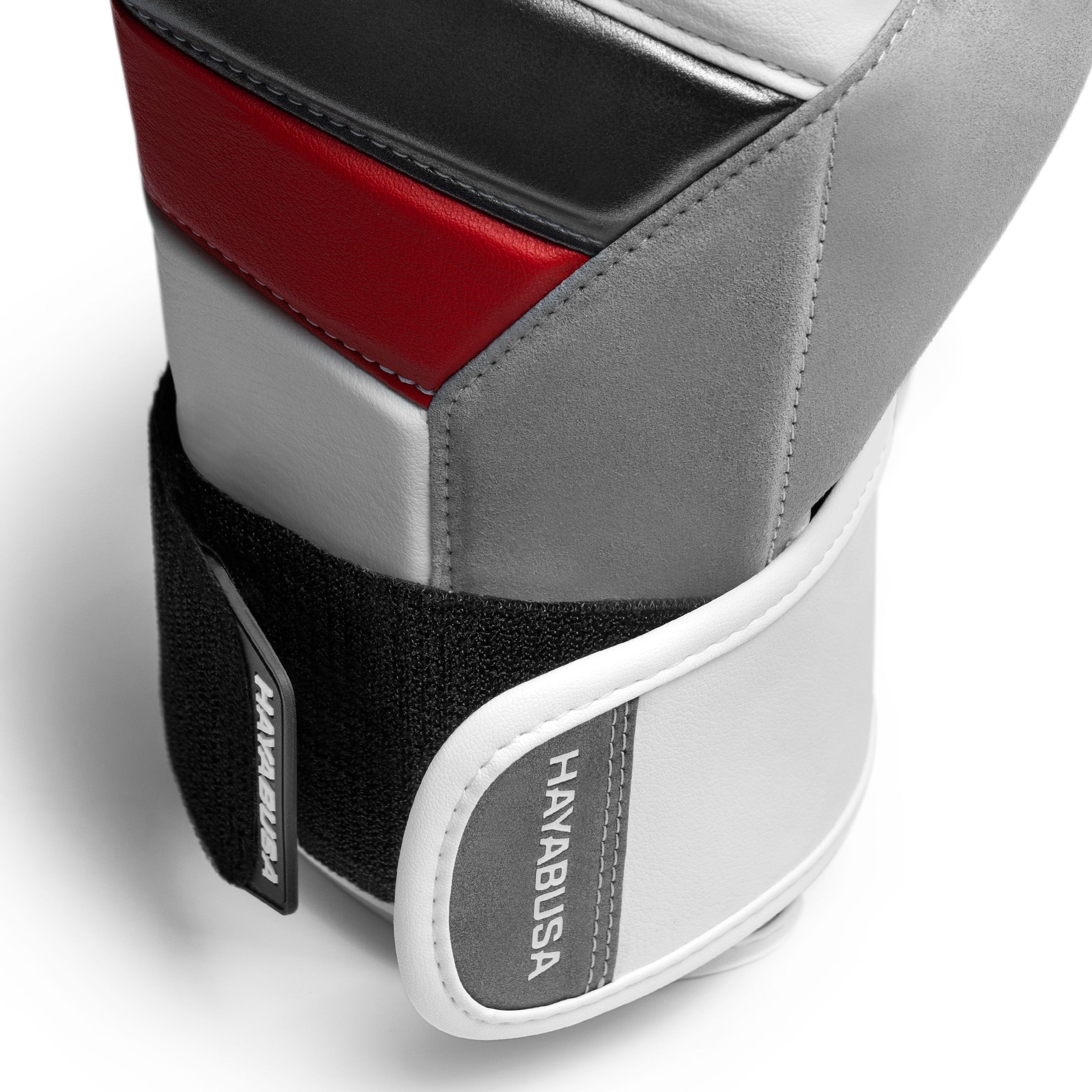 Primo piano della chiusura dei guantoni bianco/rosso.