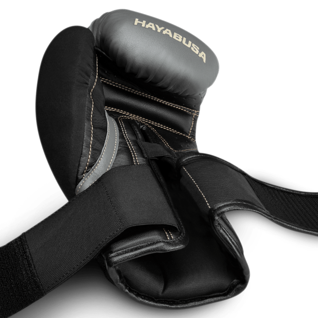 Öppna remmar av de grå och svarta Hayabusa T3-handskarna