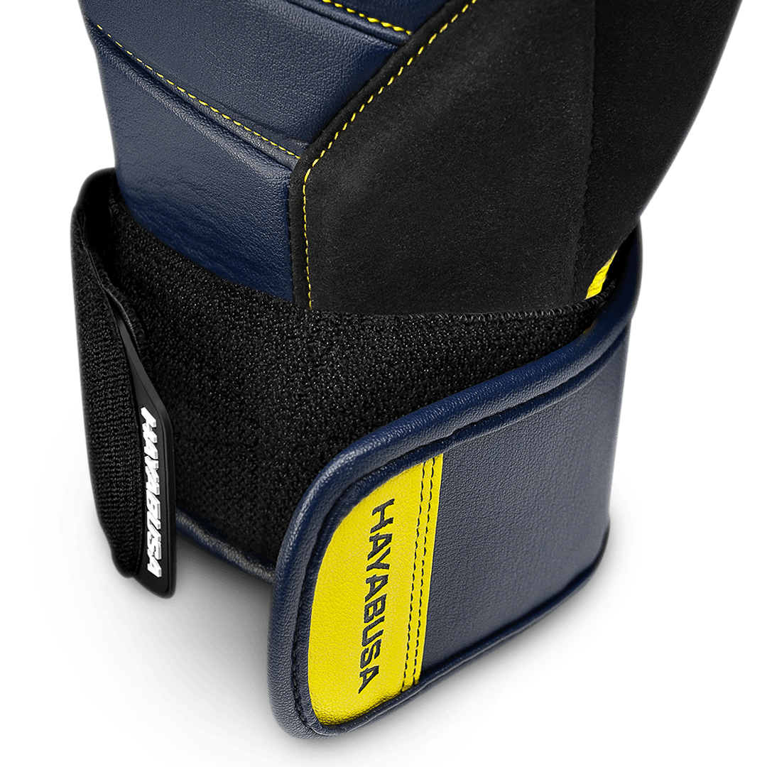 Dettaglio del polso e della chiusura dei guantoni navy e gialli