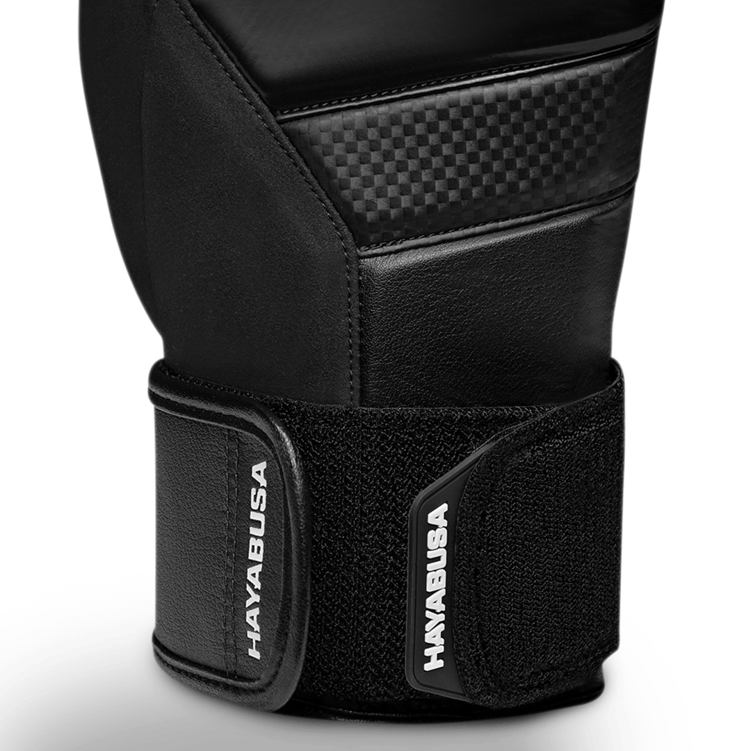 Dettaglio della chiusura a incastro dei guantoni neri.