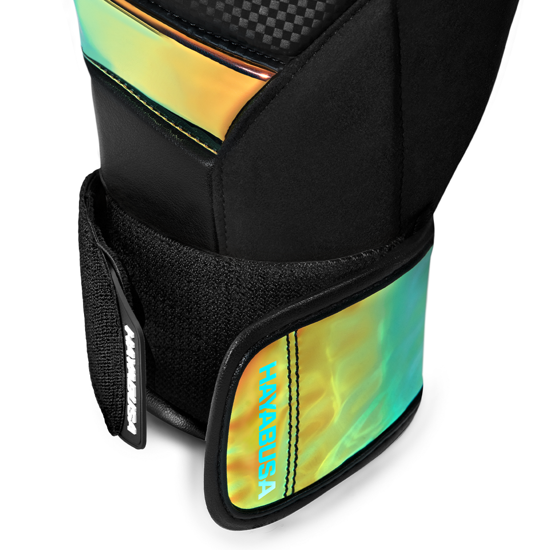 Dettaglio dei riflessi sulla chiusura dei guantoni nero iridescente.