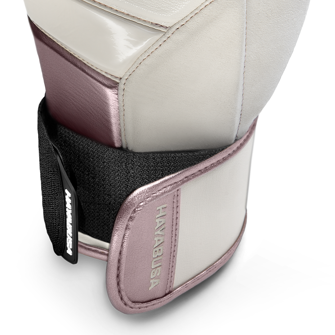 Dettaglio tecnico della chiusura dei guantoni rosa/oro Hayabusa.