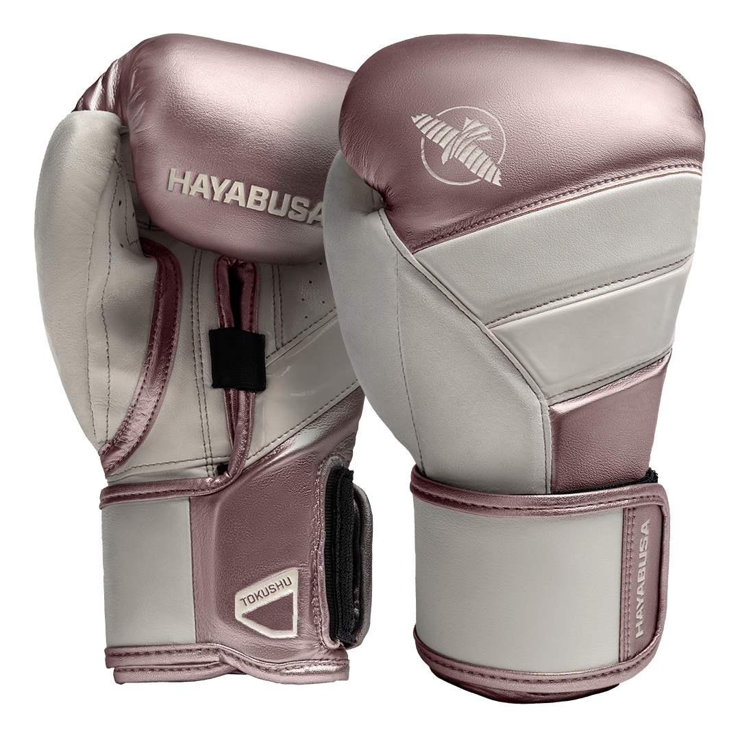 Ett par Hayabusa T3-handskar i metallisk rosa med guldinlägg.