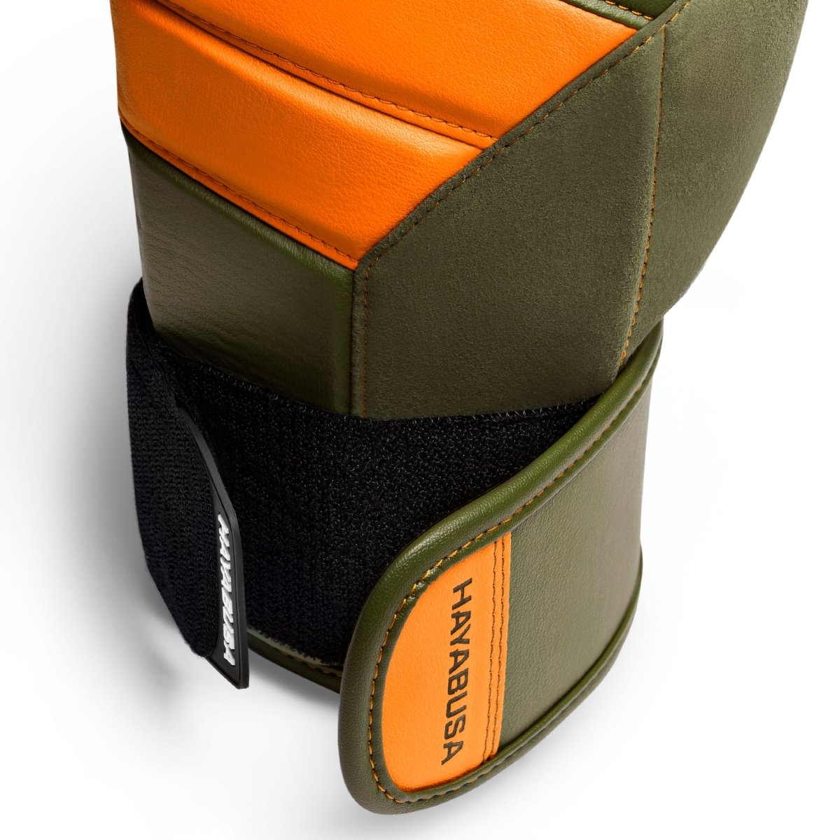 Detalj av den förstärkta stängningen av de gröna/orange handskarna.