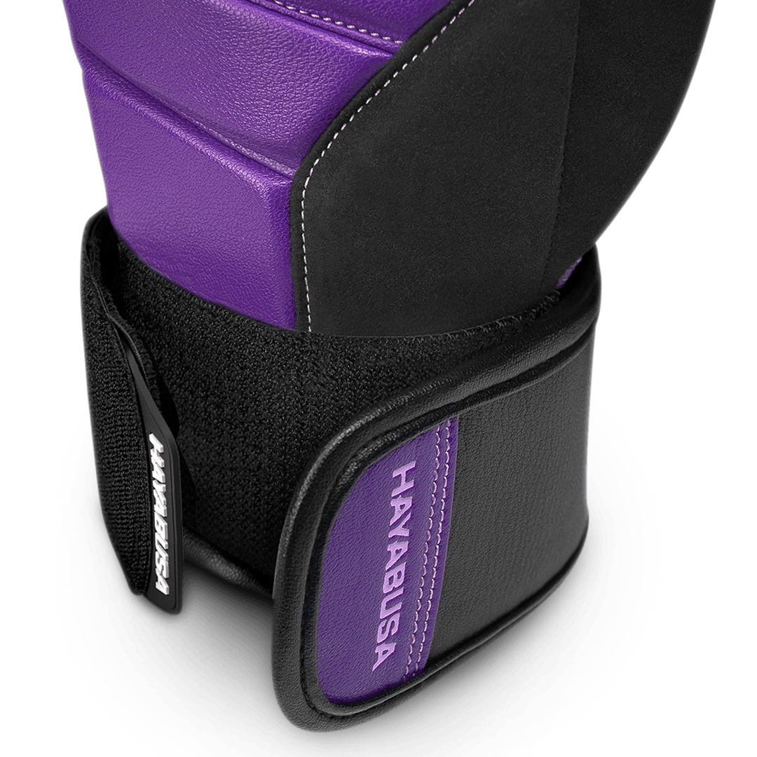 Dettaglio della chiusura dei guantoni viola e neri