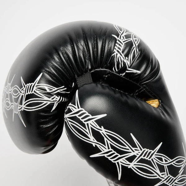 Particolare delle grafiche Barbed Wire sul dorso imbottito del guantone professionale