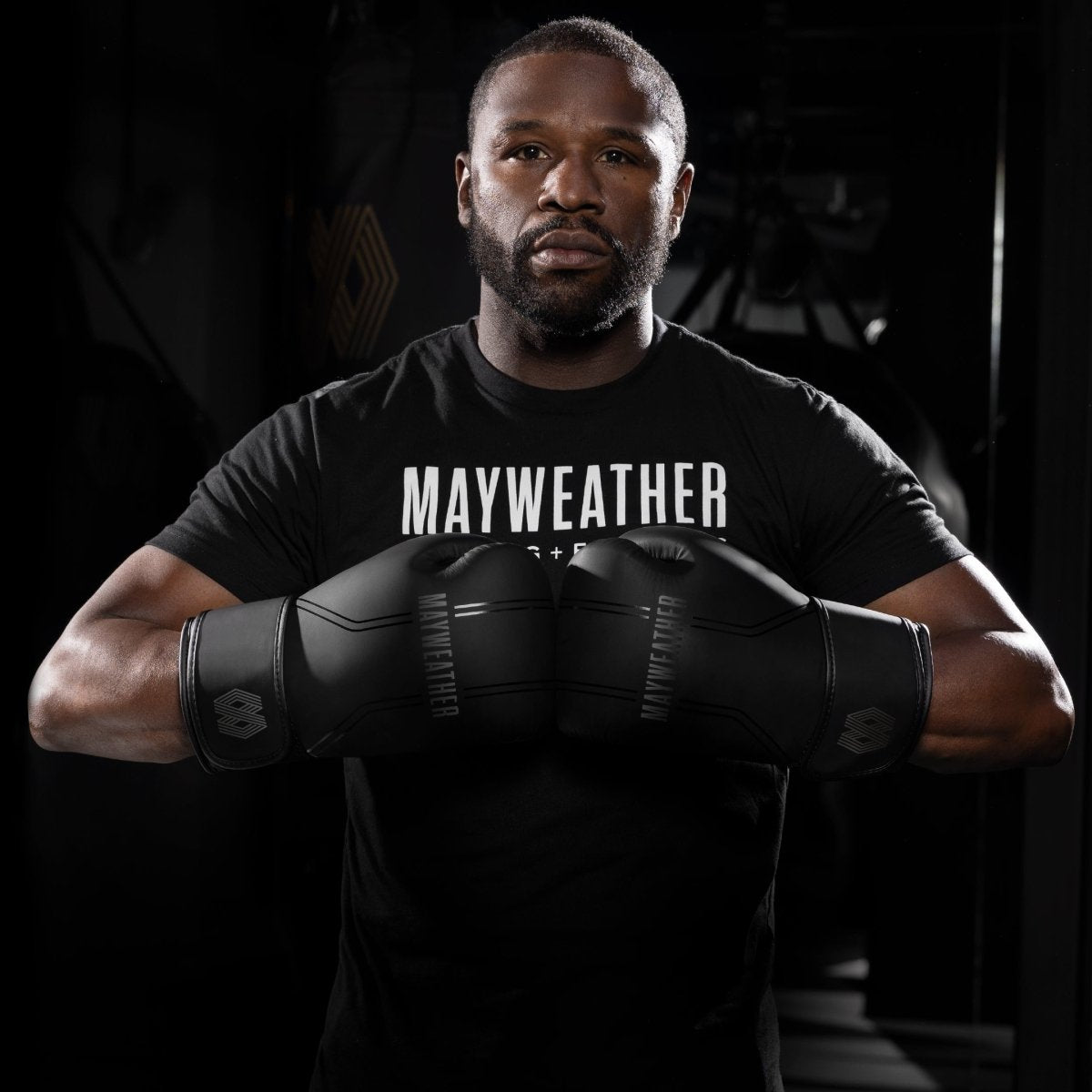 Floyd Mayweather poartă mănușile negre Hayabusa Contender