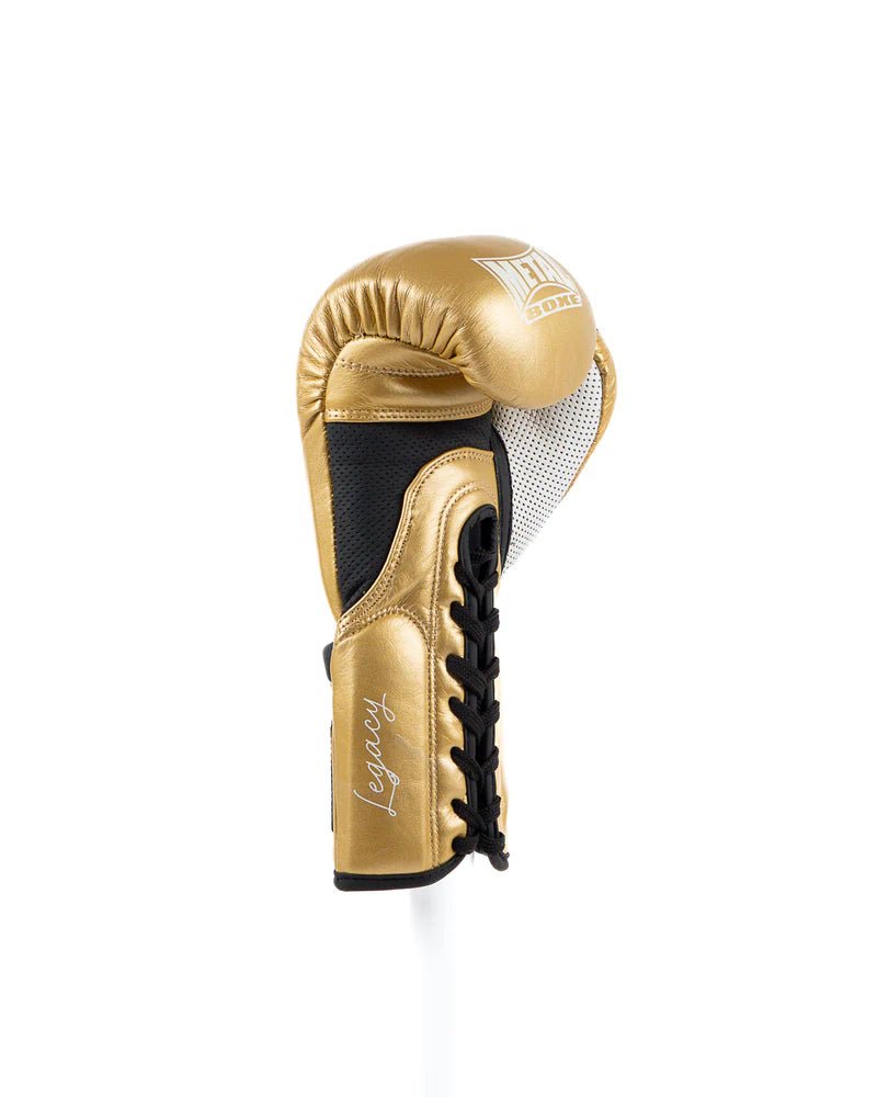 Seitenansicht des Gold Legacy Boxhandschuhs aus Rosshaarmetall, Handgelenkstütze mit Schnürsenkeln