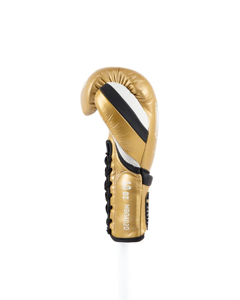 Detail eines einzelnen Metall-Boxhandschuhs Legacy aus Rosshaar in Gold, handgefertigtes Finish