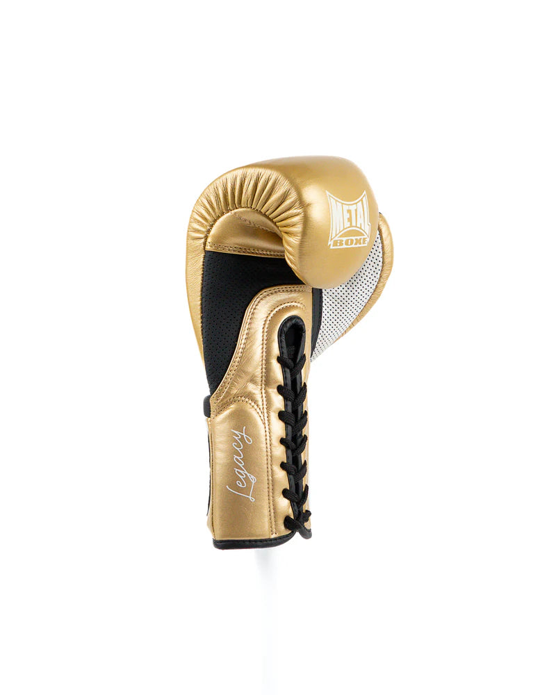 Vista lateral da luva de boxe Legacy Metal dourada, sistema de fechamento profissional