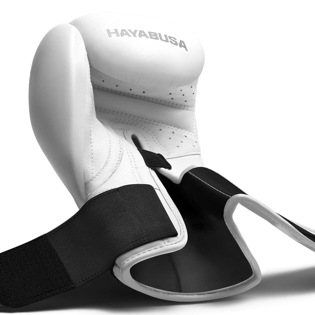 Particolare del cinturino aperto dei guantoni bianchi Hayabusa Kanpeki