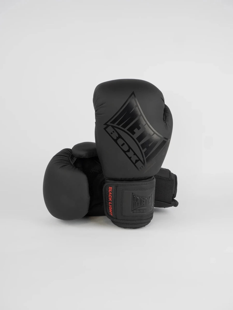 Vista frontal das luvas de competição de metal preto fosco Metal Boxing Black Light