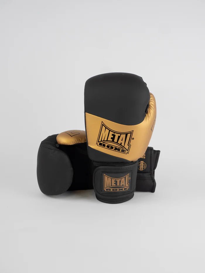 Vista frontal de los guantes Metal Boxing Competition EV1 negros y dorados