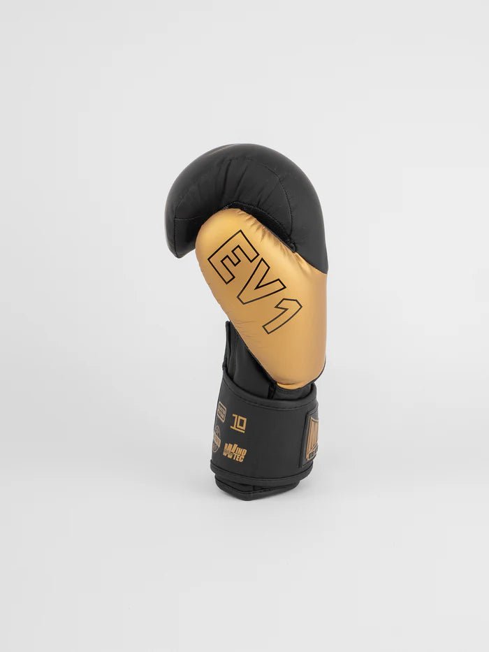 Vista lateral de los guantes Metal Boxing EV1 negro dorado, detalle de la tecnología ergonómica EVOTECH