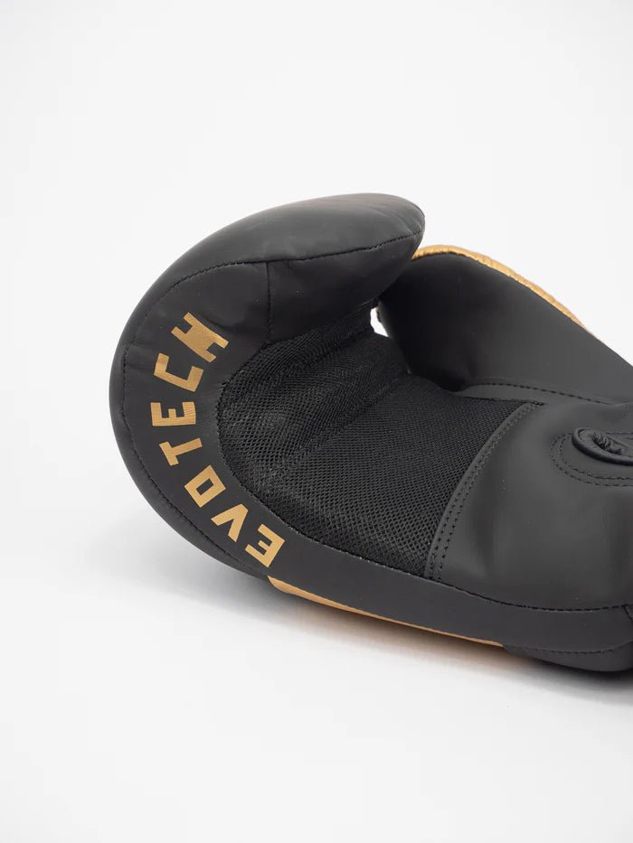 Detalle de palma ventilada con tecnología WindTec de los guantes de boxeo Metal en oro negro.