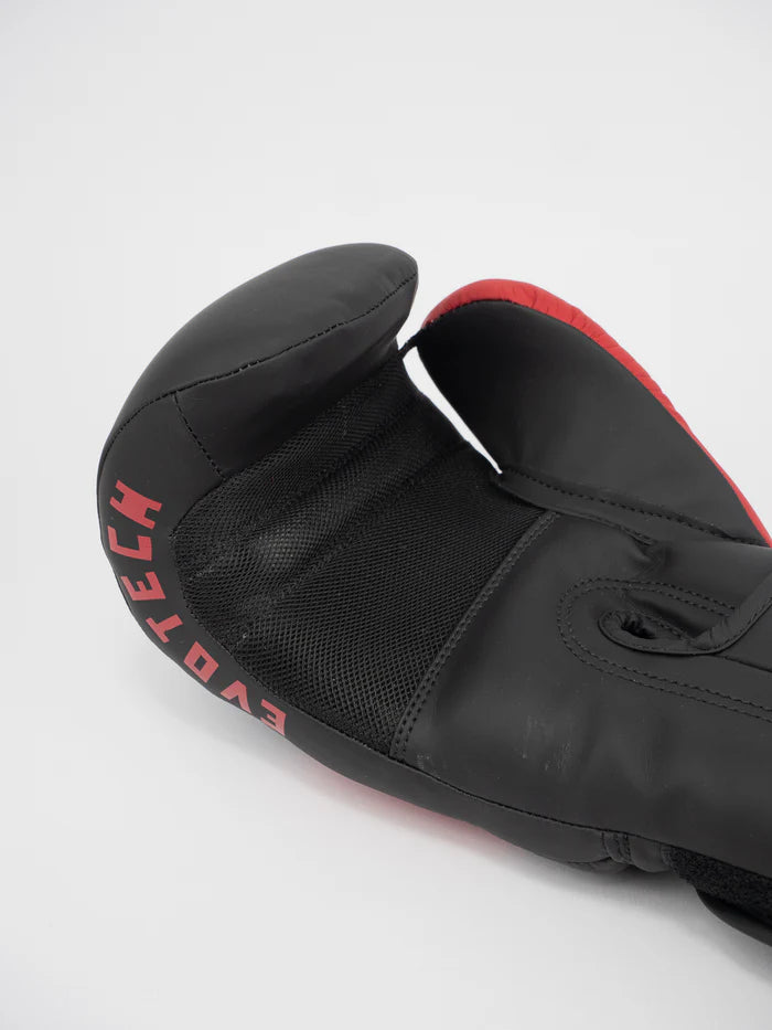 Dettaglio palmo ventilato con tecnologia WindTec dei guantoni Metal Boxe nero rosso
