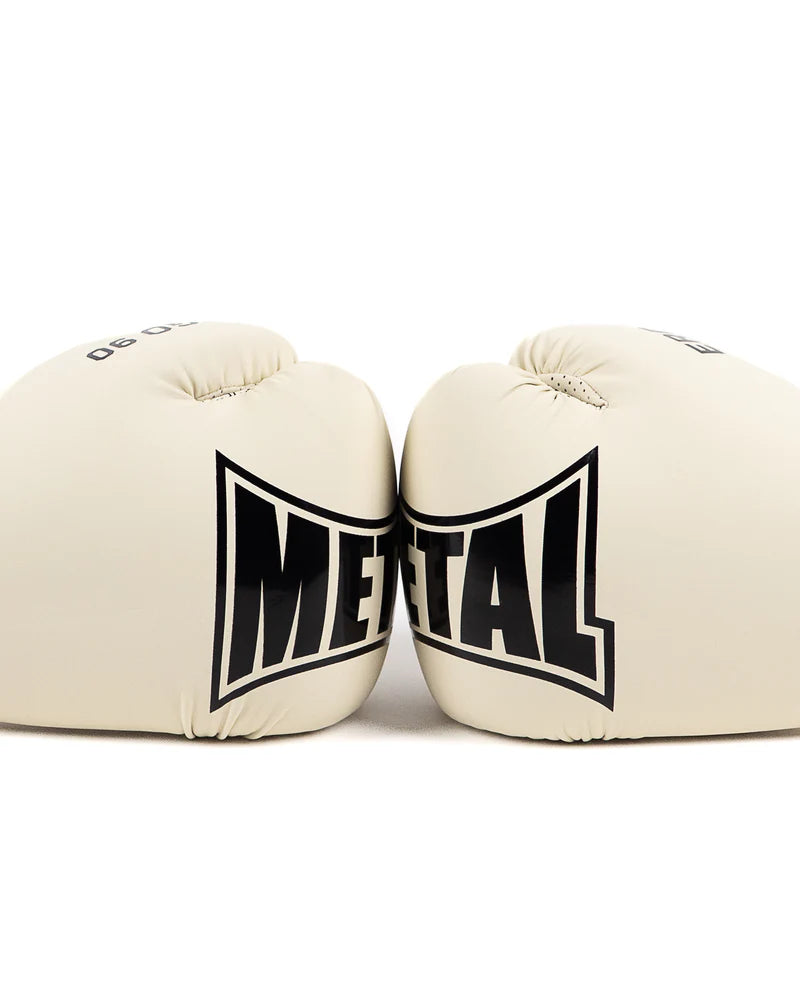 Guantoni Metal Boxe Ergo 90 beige affiancati con dettaglio della scritta Metal Boxe completa sulle nocche.