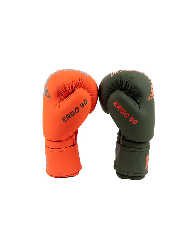 Vista laterale guantoni Ergo 90 verde arancio, focus sulla stabilità della chiusura a velcro.