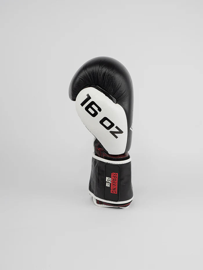 Vista laterale guantoni Metal Boxe Leather Sparring, dettaglio dell'angolo a 90 gradi e chiusura velcro