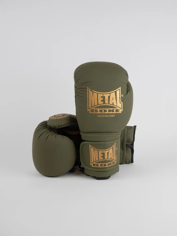 Vue de face des gants militaires de boxe en métal couleur kaki en PU Curtex