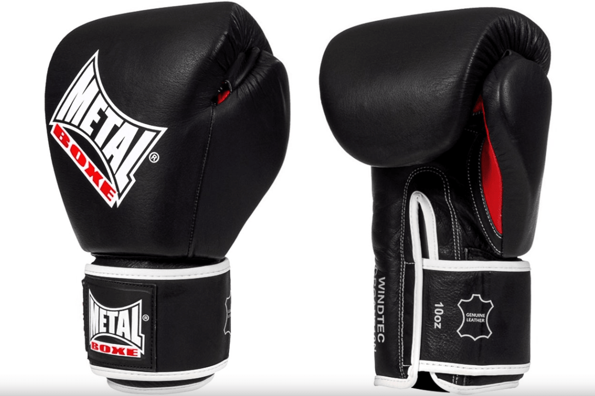 Vue de face des gants de boxe en métal OKO en cuir de buffle noir
