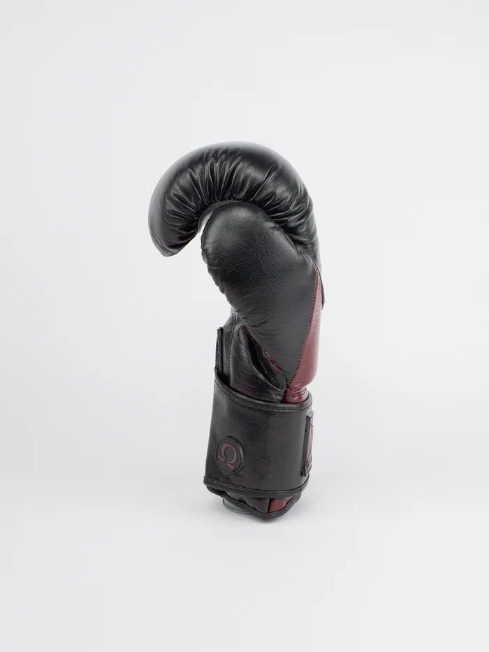 Vista lateral de guantes Omega negro burdeos, detalle de cierre de velcro