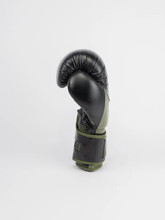 Vista lateral de guantes Omega negros caqui, detalle de protección de muñeca