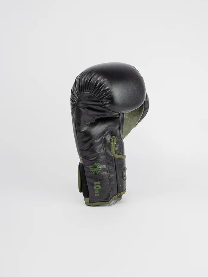 Vista interior de los guantes profesionales de boxeo Omega Metal negro caqui