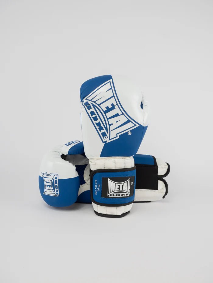 Vista frontal de los guantes de boxeo de metal Savate azules y blancos.