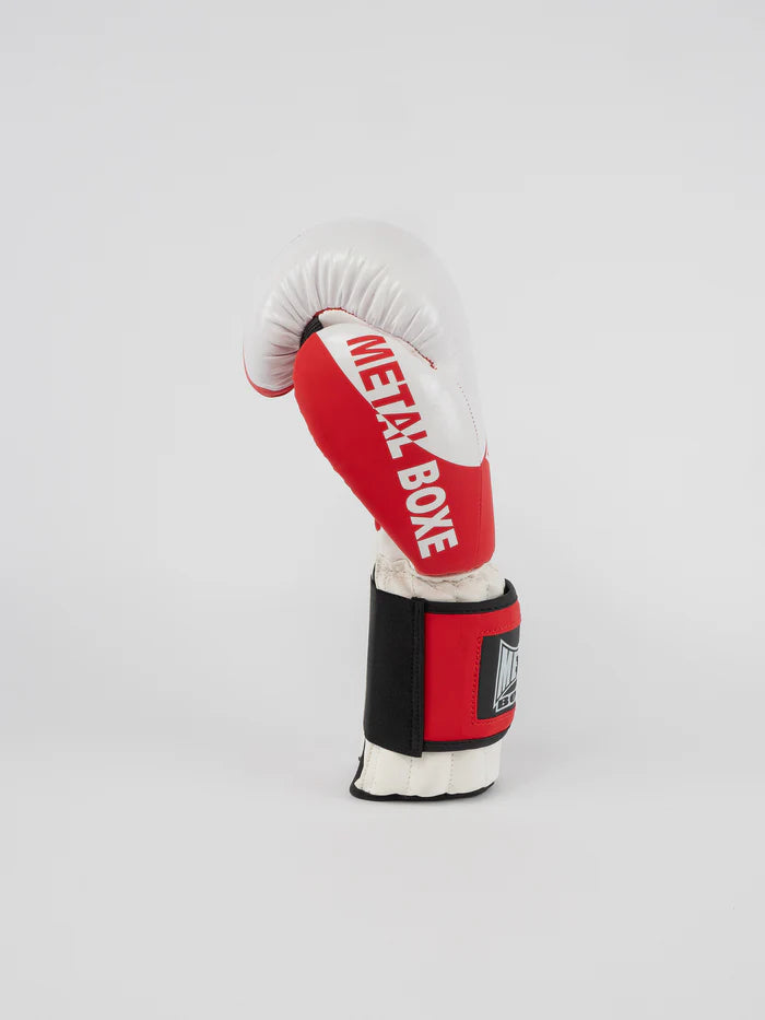 Detalle de protección del antebrazo de guantes Savate rojos