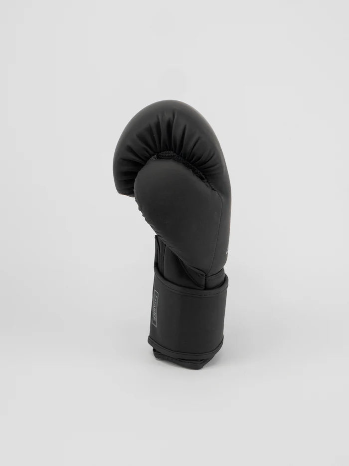 Vista lateral das luvas pretas cinza Metal Boxing Starter, foco no amplo fecho de velcro